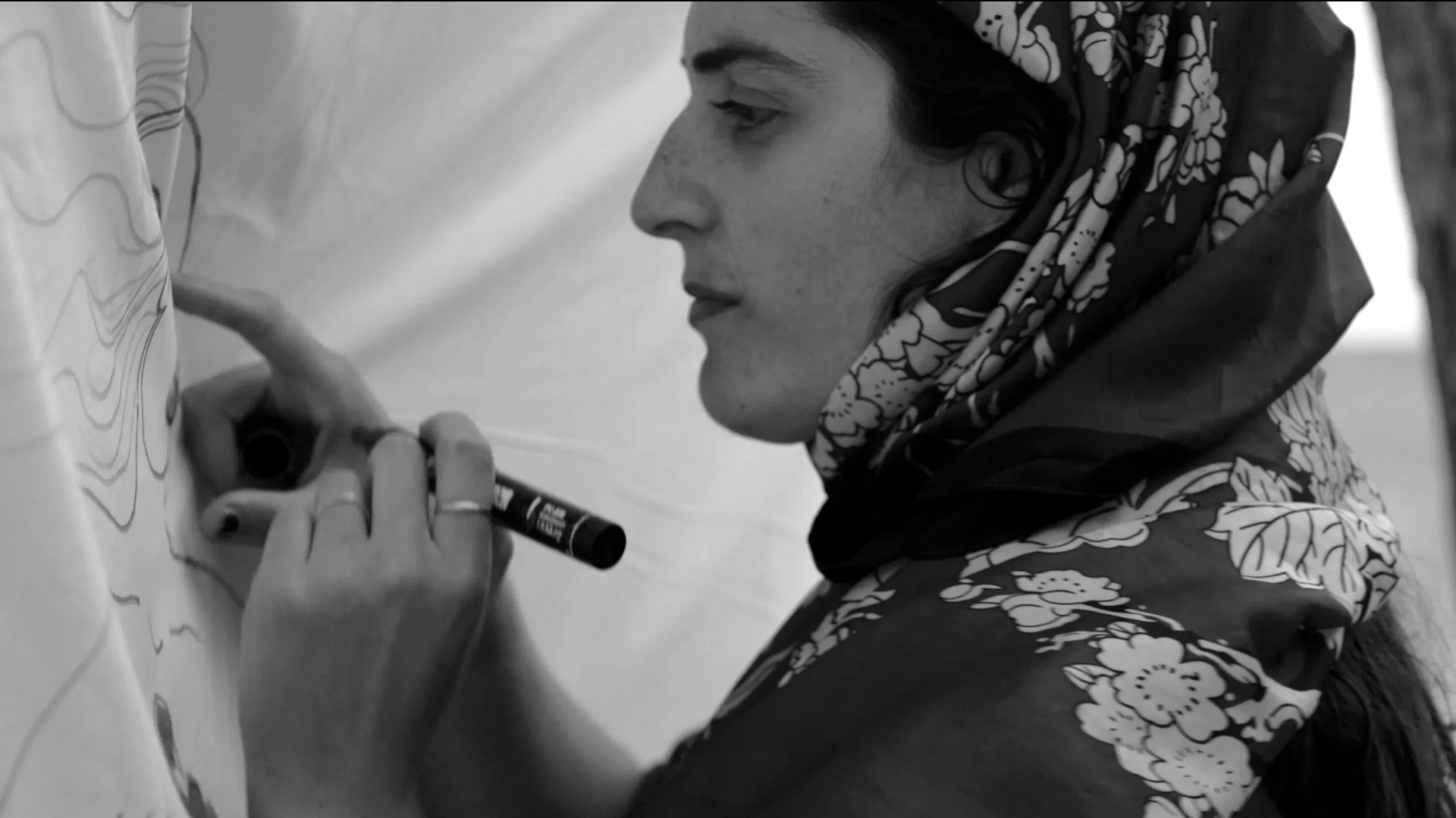 Eva Moro drawing on a canvas — Lost