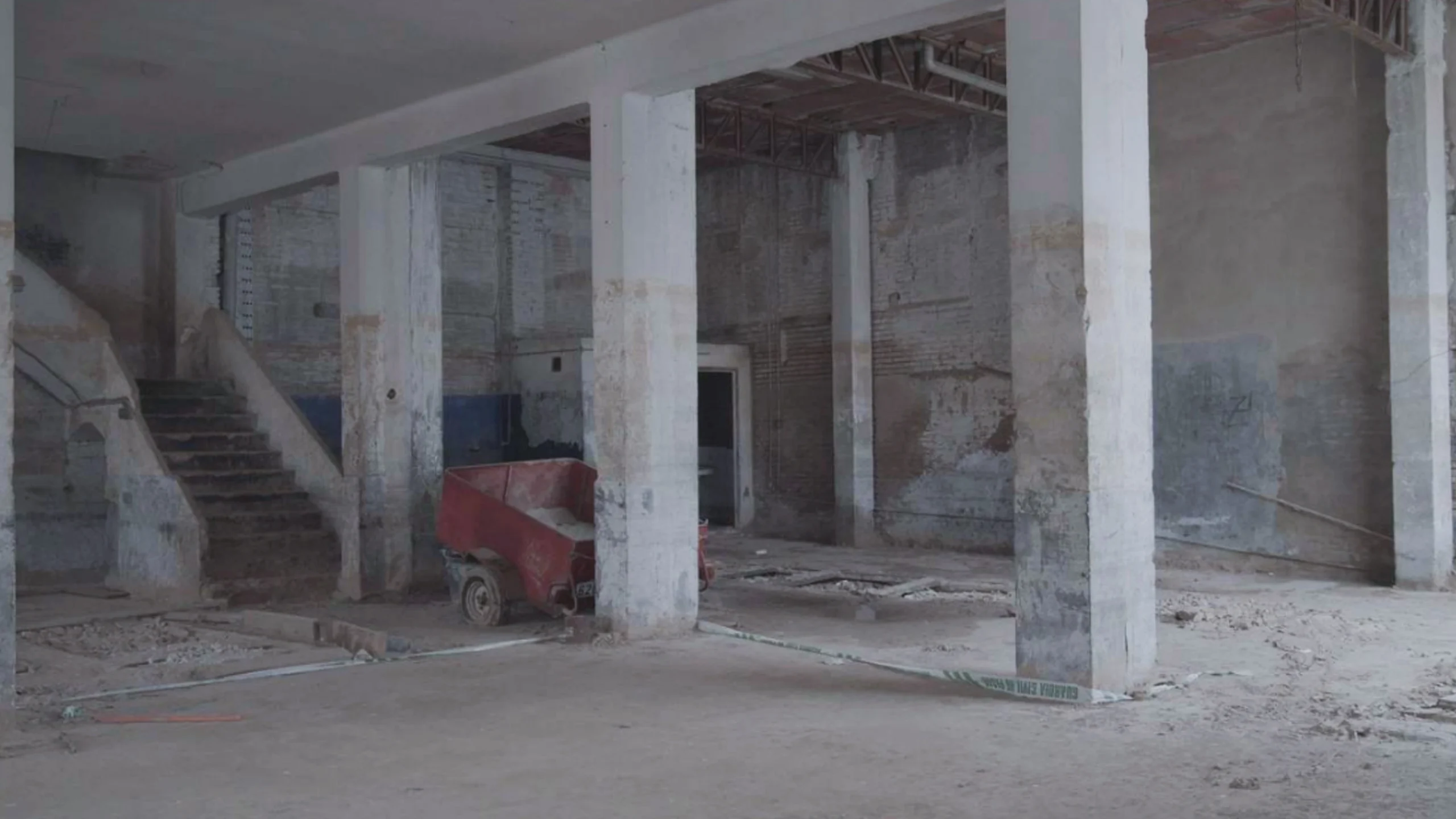 A flood-damaged ground floor with bare columns — L’Aigua Recorda
