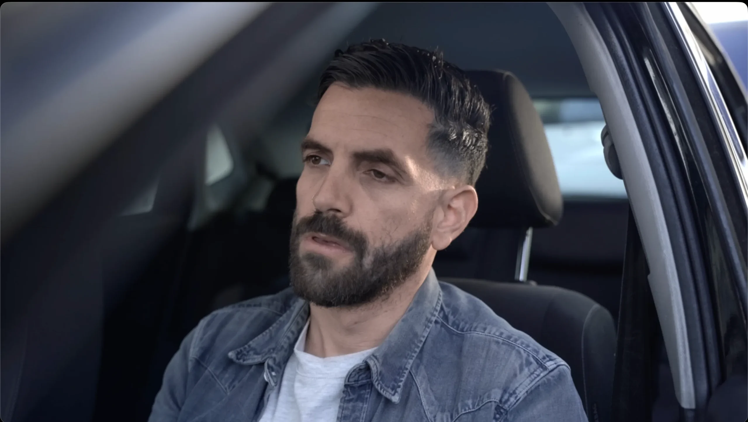 A man stuck in traffic in his car — Lumière