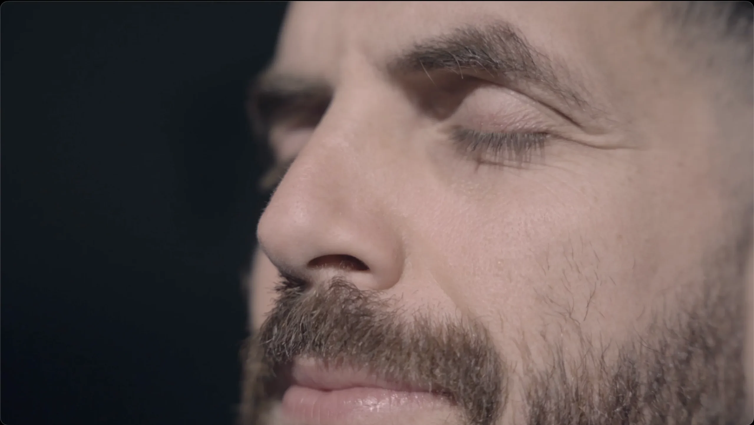 Close-up of a man with his eyes closed — Lumière