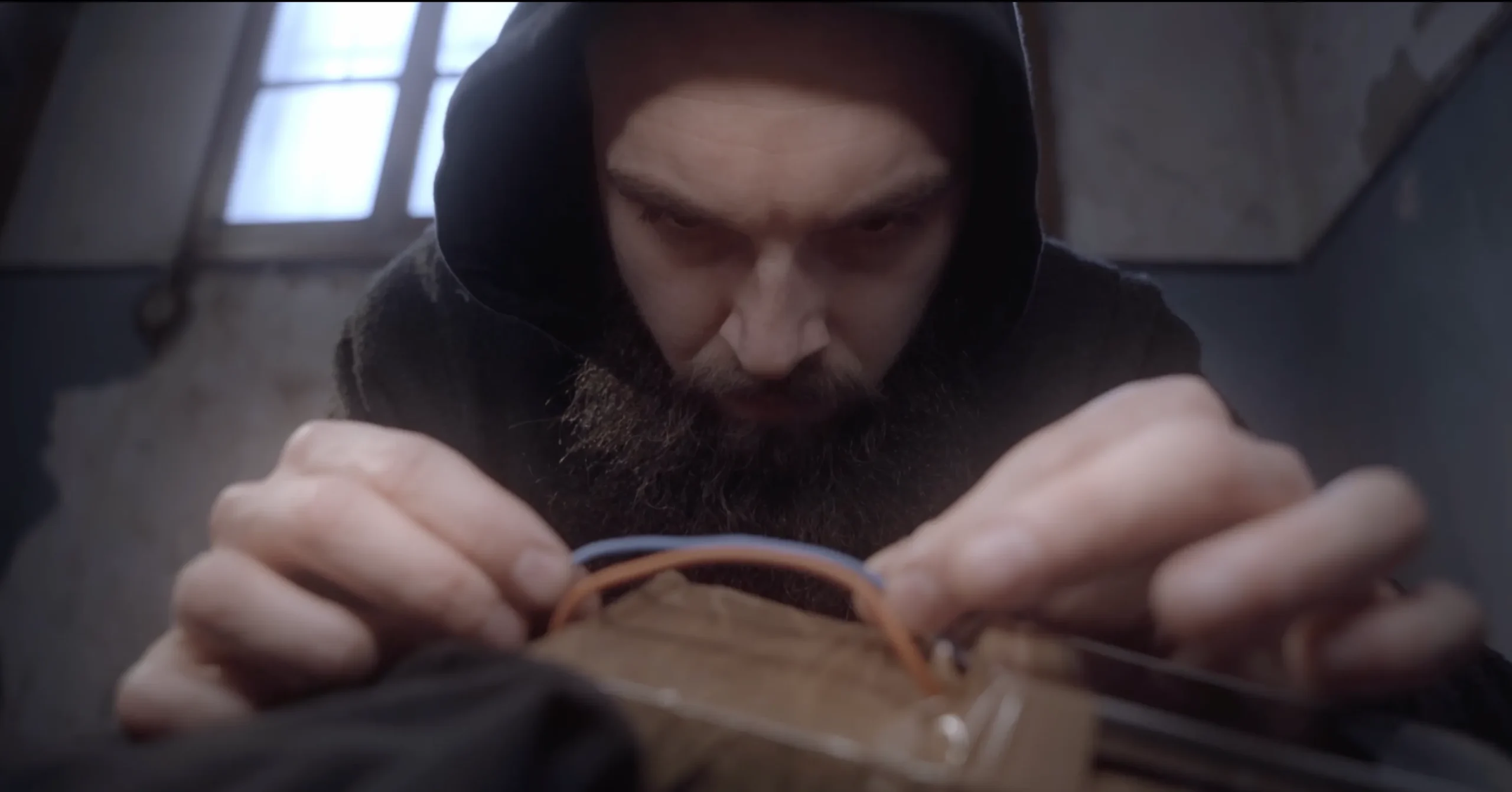 A man sewing in the dark — Lumière