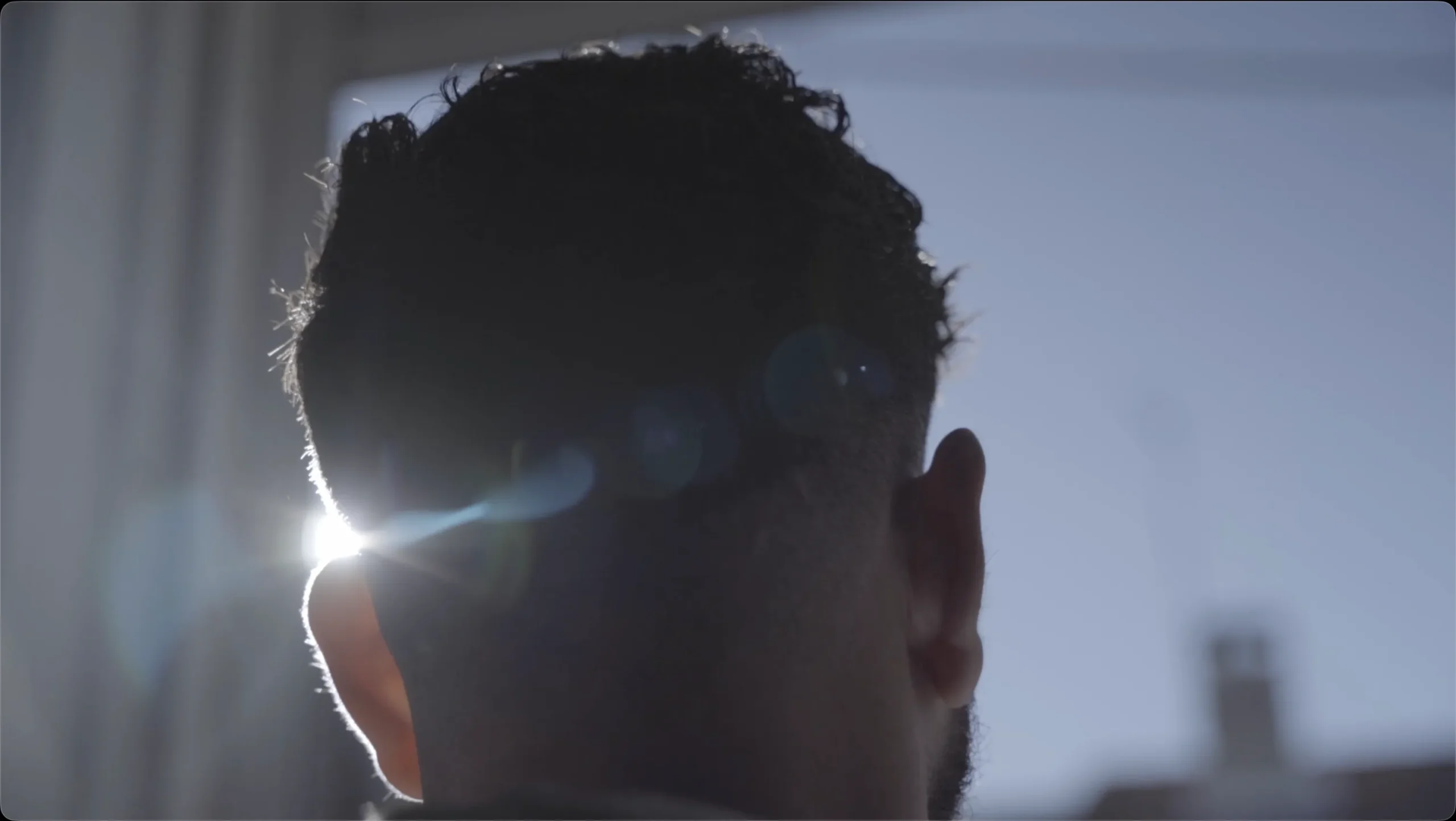 A man backlit by a bright light — Lumière